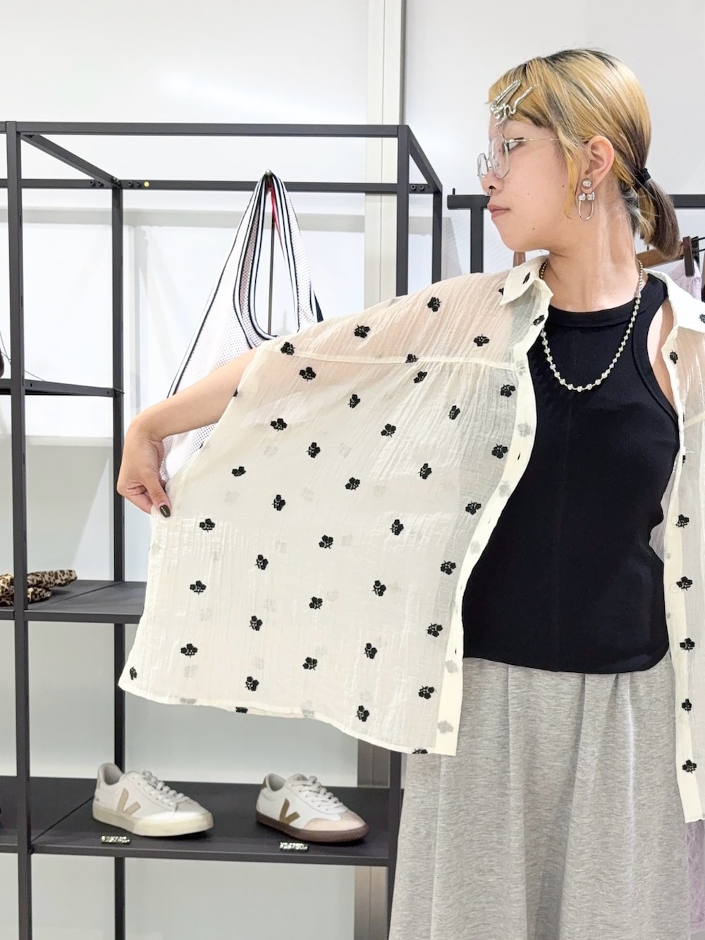 ブラック系のサンダル、ブルー系のデニムパンツ、ホワイト系のシャツ/ブラウスを着用したレディースの夏コーディネートの6枚目の写真