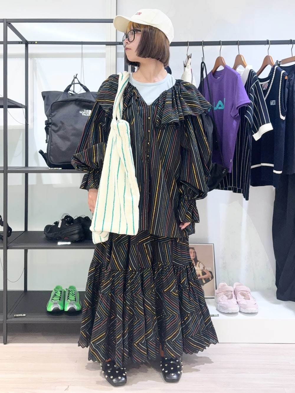 ブルー系のTシャツ/カットソー、ホワイト系のトートバッグ、ブラック系のシャツ/ブラウスを着用したレディースの春コーディネートの2枚目の写真