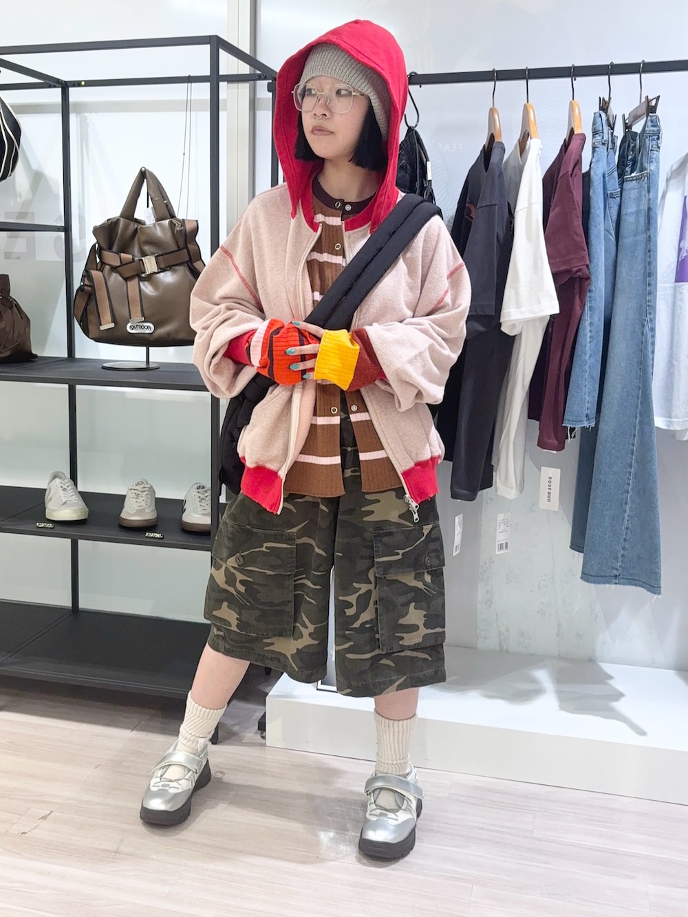その他のその他パンツ、ピンク系のパーカー、ブラウン系のニット/セーターを着用したレディースの秋コーディネートの2枚目の写真