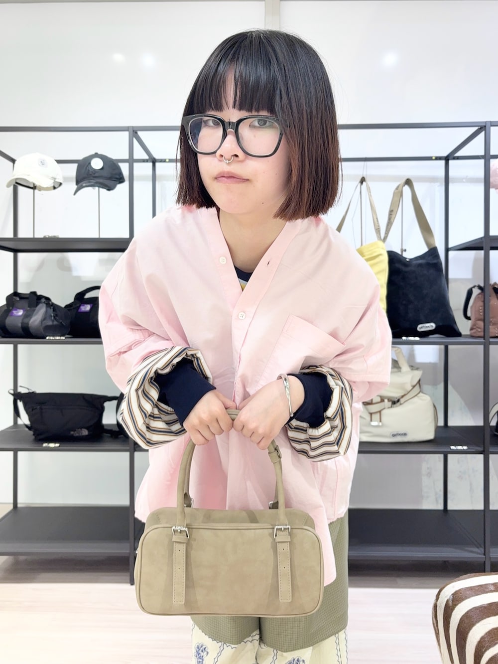 グリーン系のその他パンツ、ホワイト系のその他パンツ、ブルー系のTシャツ/カットソーを着用したレディースの春コーディネートの6枚目の写真