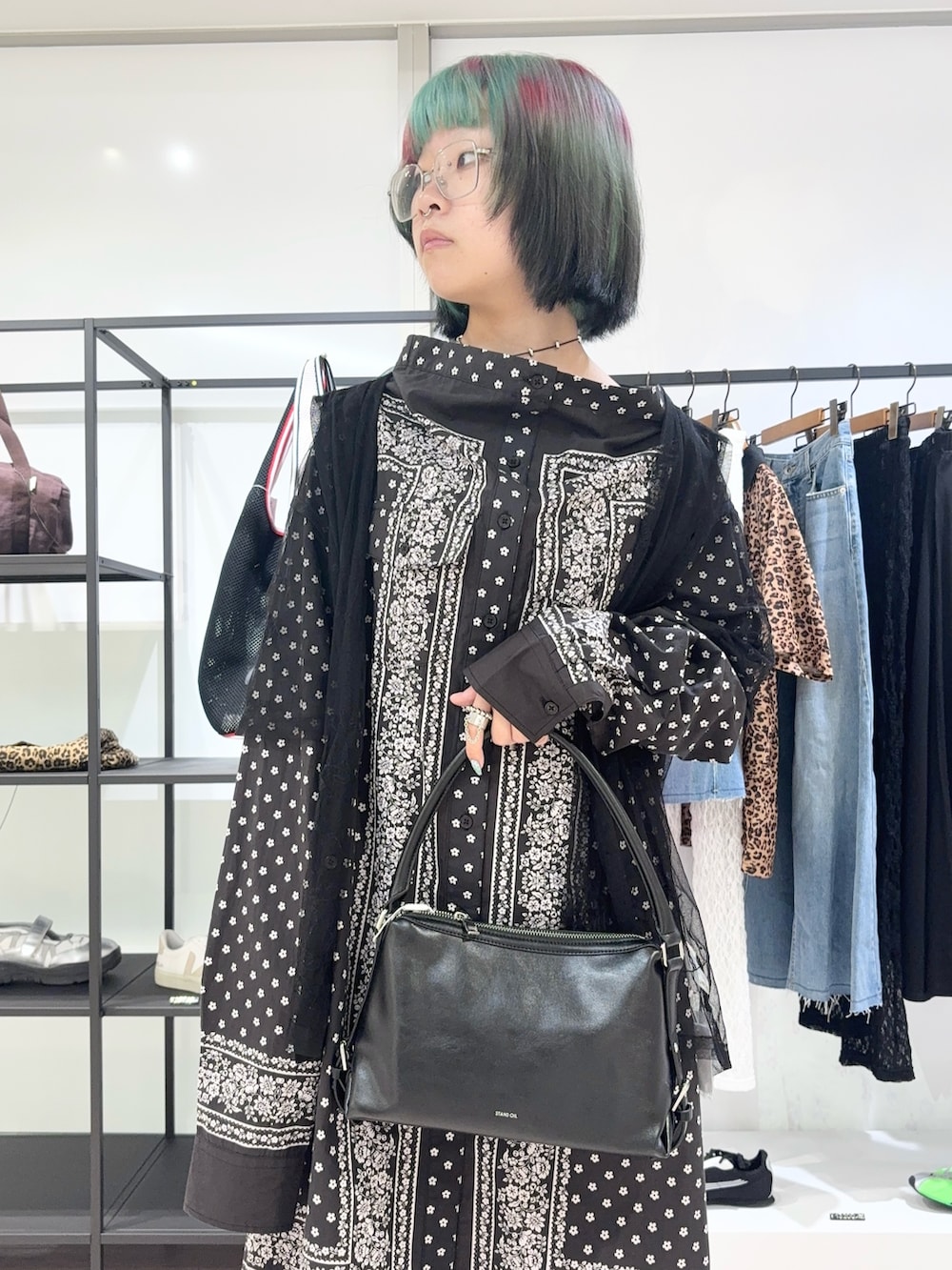ブラック系のシャツ/ブラウス、ブラック系のスカート、ブラック系のサンダルを着用したレディースの夏コーディネートの5枚目の写真