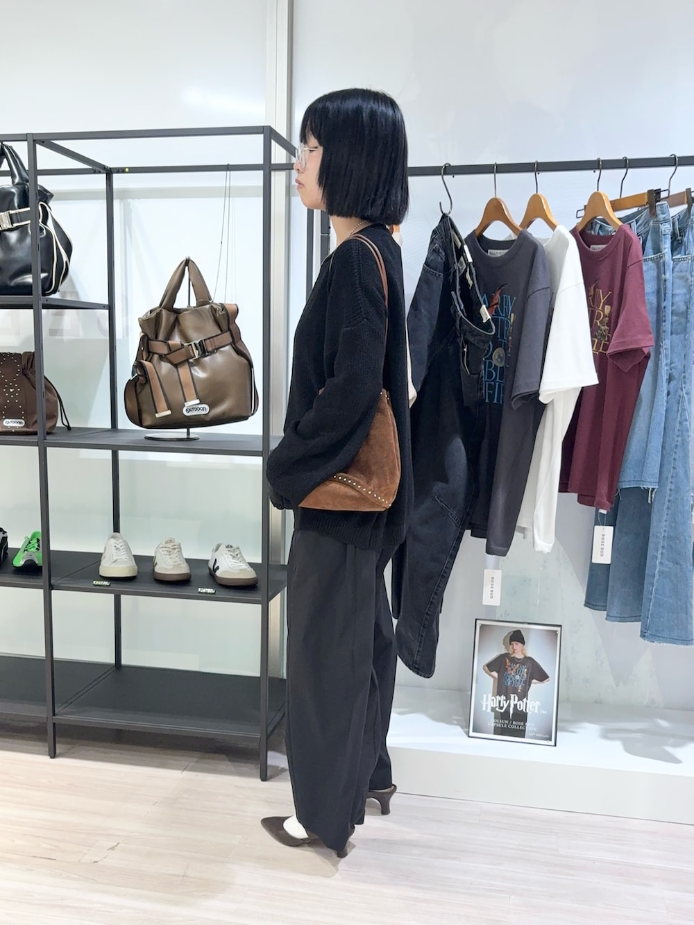 ブラック系のその他パンツ、ブラック系のニット/セーター、ブラック系のTシャツ/カットソーを着用したレディースの秋コーディネートの2枚目の写真
