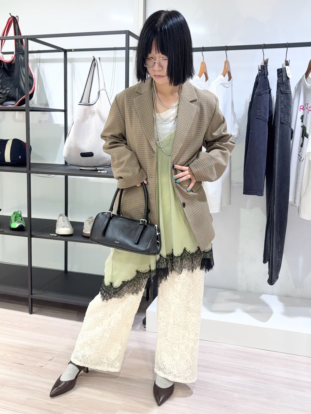 ホワイト系のその他パンツ、ブラウン系のテーラードジャケット、グリーン系のワンピースを着用したレディースの夏コーディネートの2枚目の写真