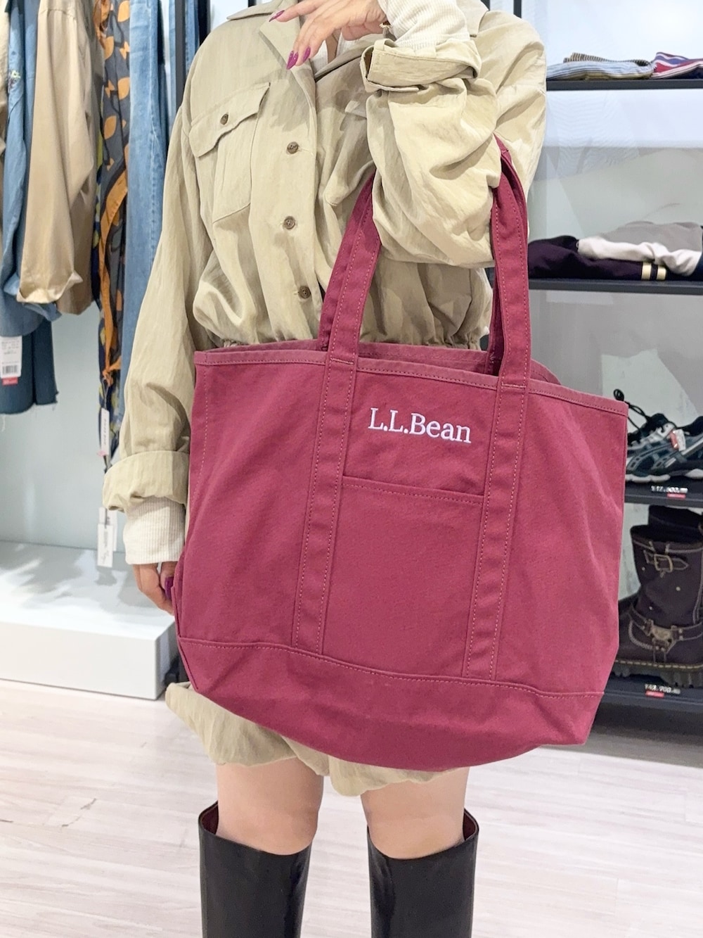 ベージュ系のつなぎ/オールインワン、レッド系のトートバッグ、ブラウン系のキャップを着用したレディースの秋コーディネートの5枚目の写真