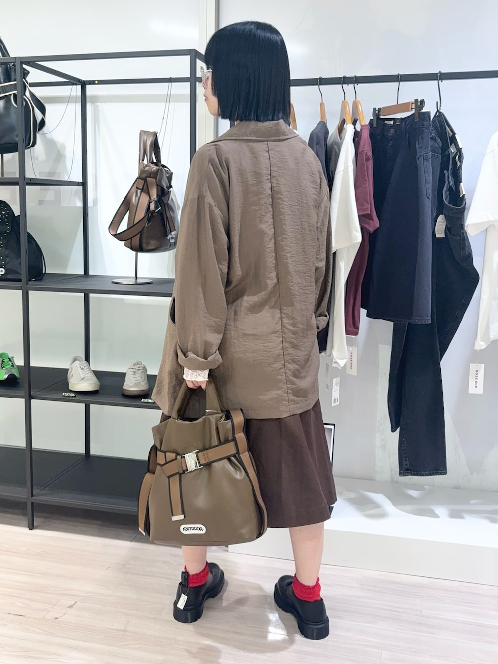 ブラウン系のテーラードジャケット、ホワイト系のTシャツ/カットソー、ブラウン系のその他パンツを着用したレディースの夏コーディネートの5枚目の写真