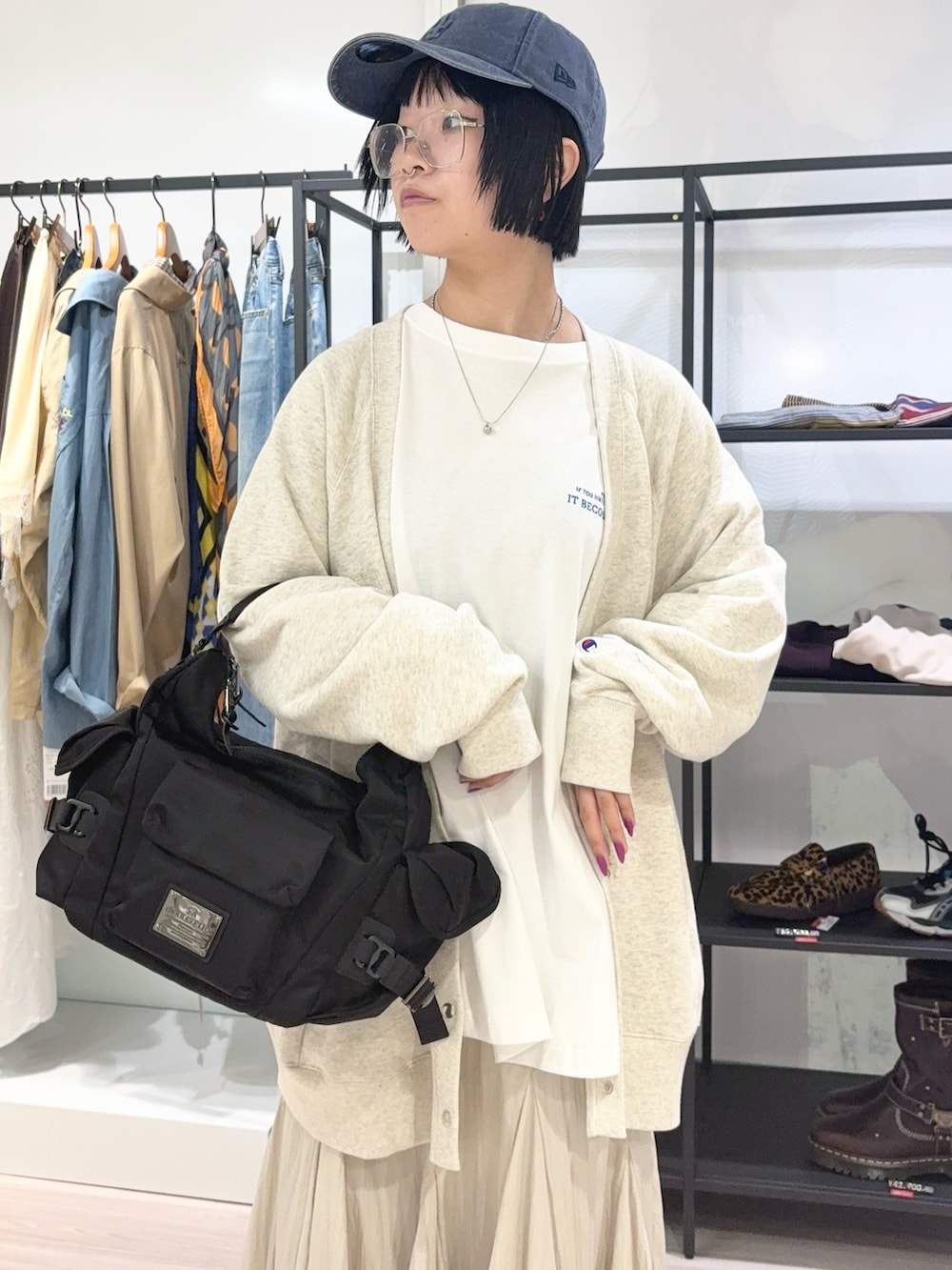 ホワイト系のTシャツ/カットソー、ベージュ系のスウェット、ブルー系のキャップを着用したレディースの秋コーディネートの5枚目の写真