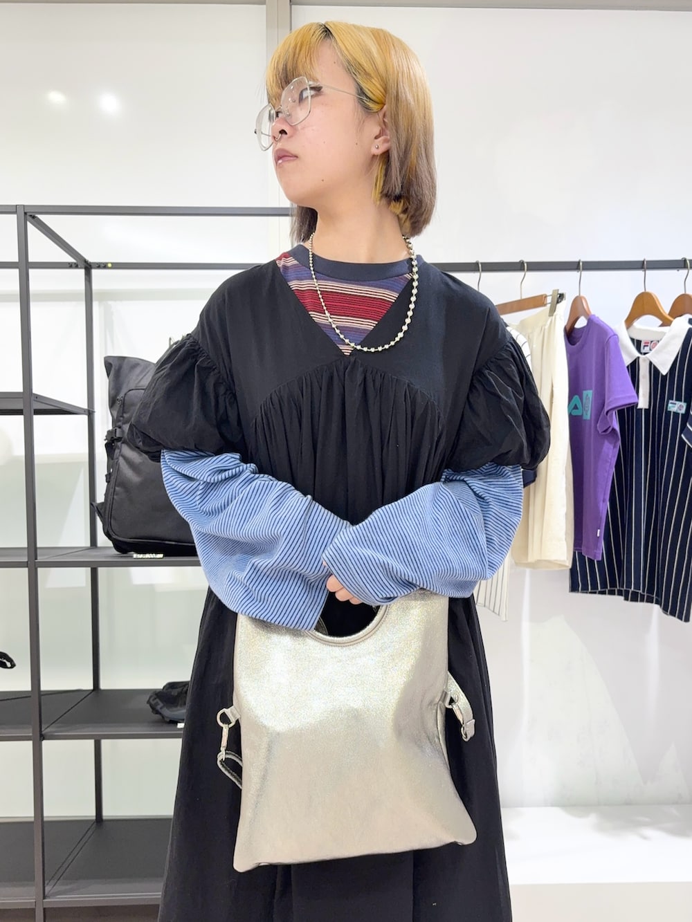 ブルー系のTシャツ/カットソー、ホワイト系のその他パンツ、シルバー系のショルダーバッグを着用したレディースの夏コーディネートの5枚目の写真