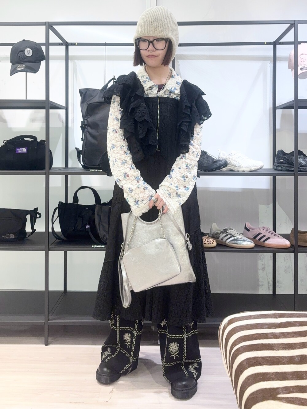 ブラック系のスカート、ブラック系のその他パンツ、ブラック系のベストを着用したレディースの春コーディネートの2枚目の写真