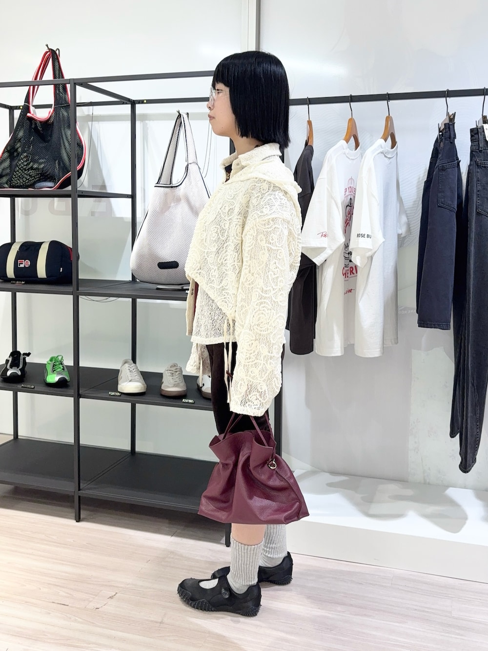 ホワイト系のシャツ/ブラウス、ブラウン系のTシャツ/カットソー、ホワイト系のTシャツ/カットソーを着用したレディースの夏コーディネートの3枚目の写真
