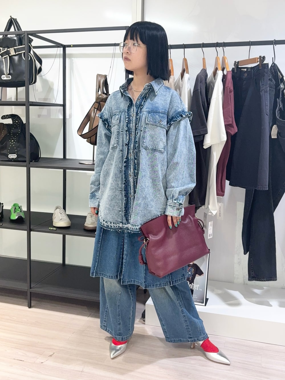 ブルー系のシャツ/ブラウス、ブルー系のデニムスカート、ブルー系のデニムパンツを着用したレディースの夏コーディネートの2枚目の写真
