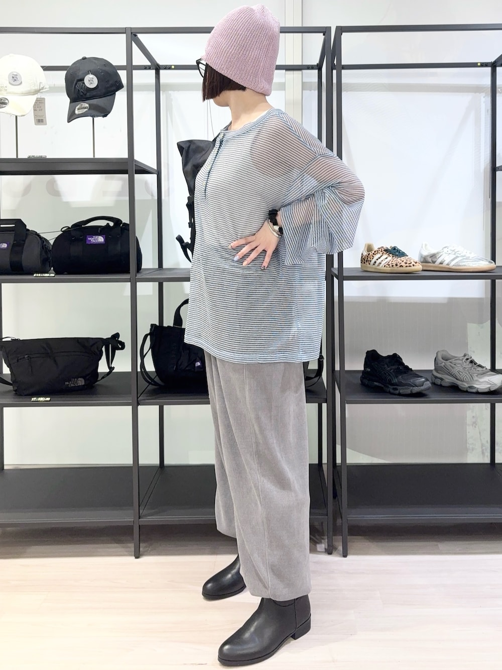 グレー系のその他パンツ、その他のタンクトップ、ブルー系のTシャツ/カットソーを着用したレディースの春コーディネートの3枚目の写真