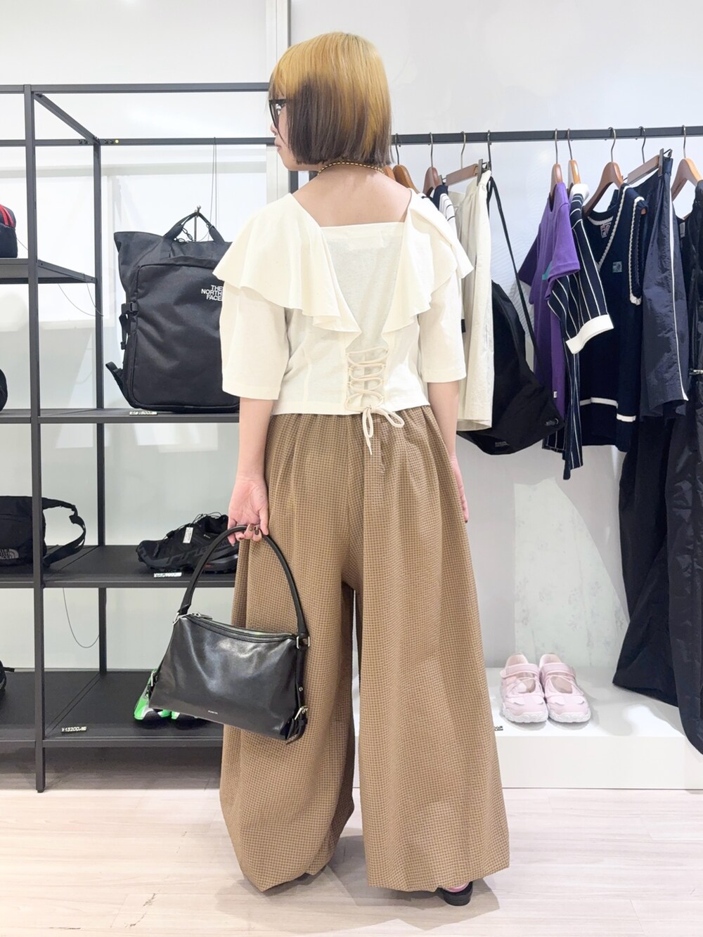 ホワイト系のTシャツ/カットソー、ベージュ系のその他アウター、ベージュ系のその他パンツを着用したレディースの春コーディネートの6枚目の写真