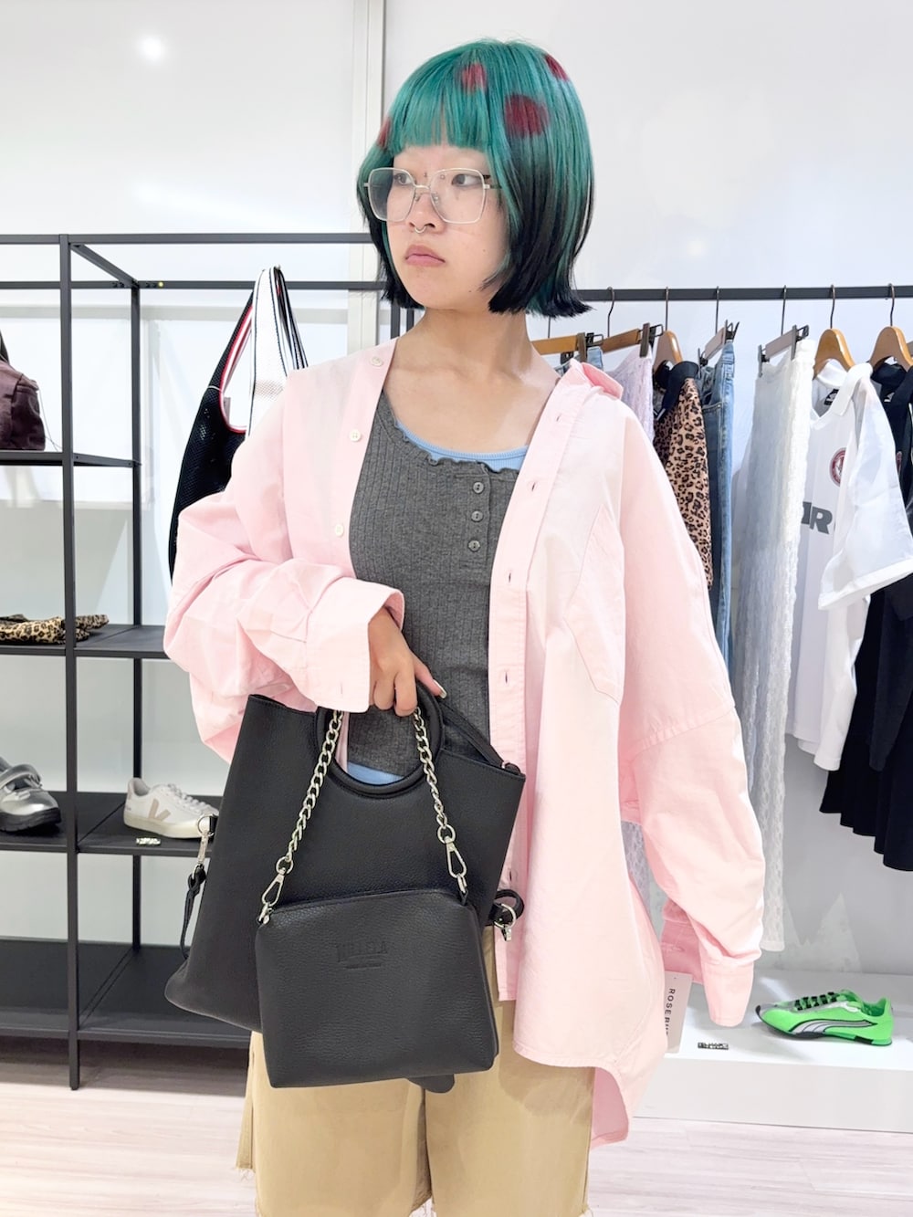 グレー系のタンクトップ、ピンク系のシャツ/ブラウス、ベージュ系のその他パンツを着用したレディースの夏コーディネートの5枚目の写真