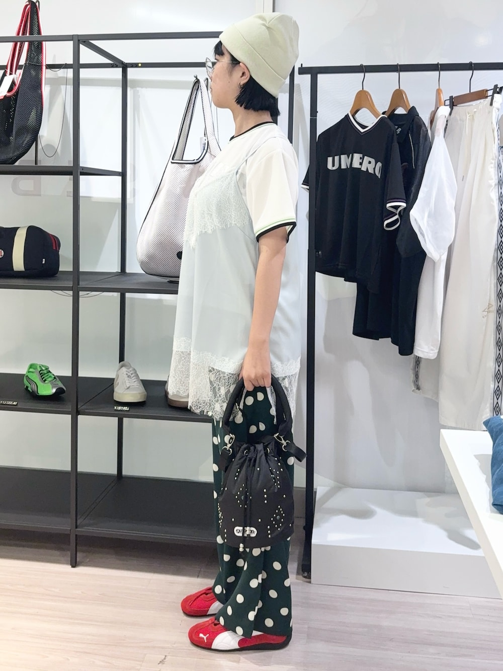 グリーン系のその他パンツ、ブラック系のショルダーバッグ、レッド系のスニーカーを着用したレディースの夏コーディネートの3枚目の写真
