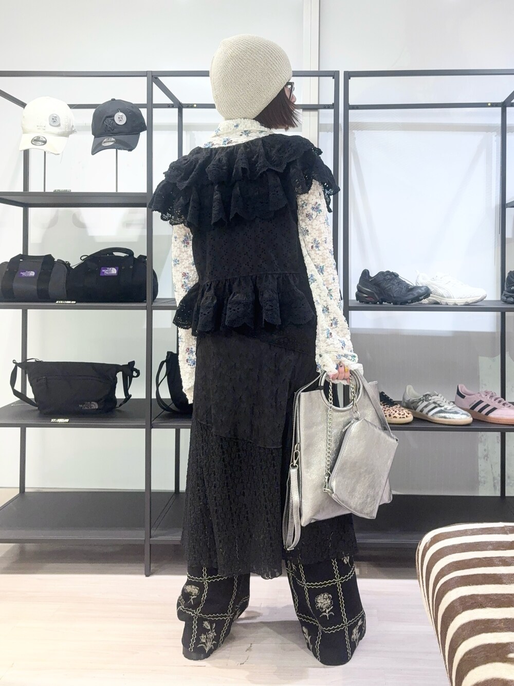 ブラック系のスカート、ブラック系のその他パンツ、ブラック系のベストを着用したレディースの春コーディネートの5枚目の写真