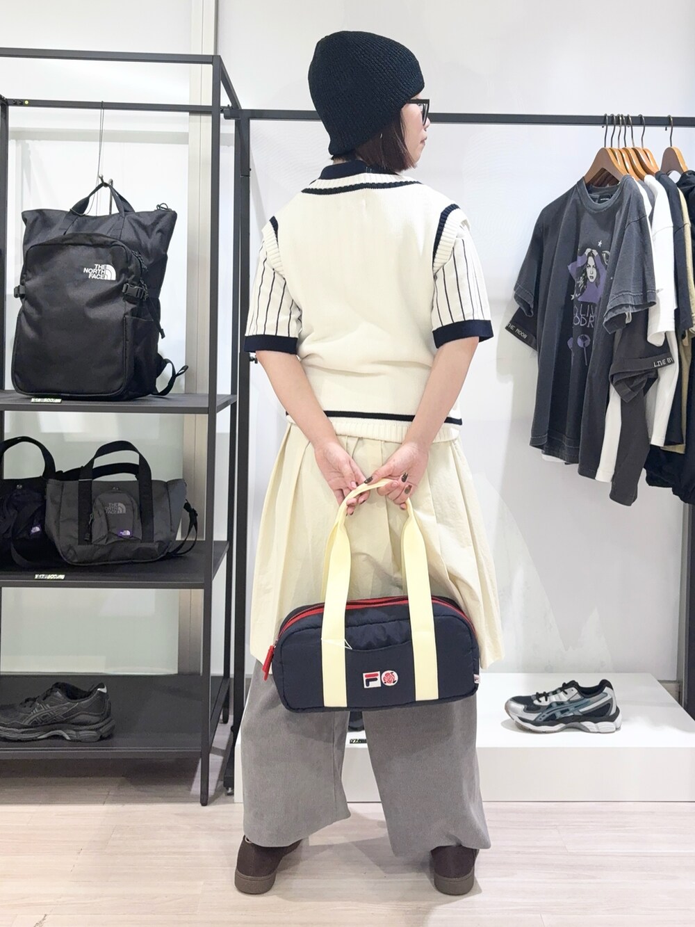 ブラウン系のローファー、グレー系のその他パンツ、ブルー系のボストンバッグを着用したレディースの春コーディネートの4枚目の写真