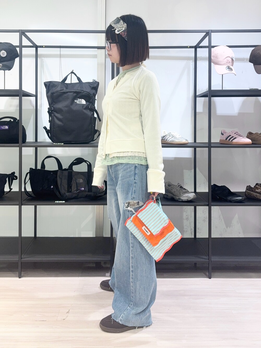 ブラウン系のローファー、ブルー系のデニムパンツ、グリーン系のTシャツ/カットソーを着用したレディースの春コーディネートの3枚目の写真