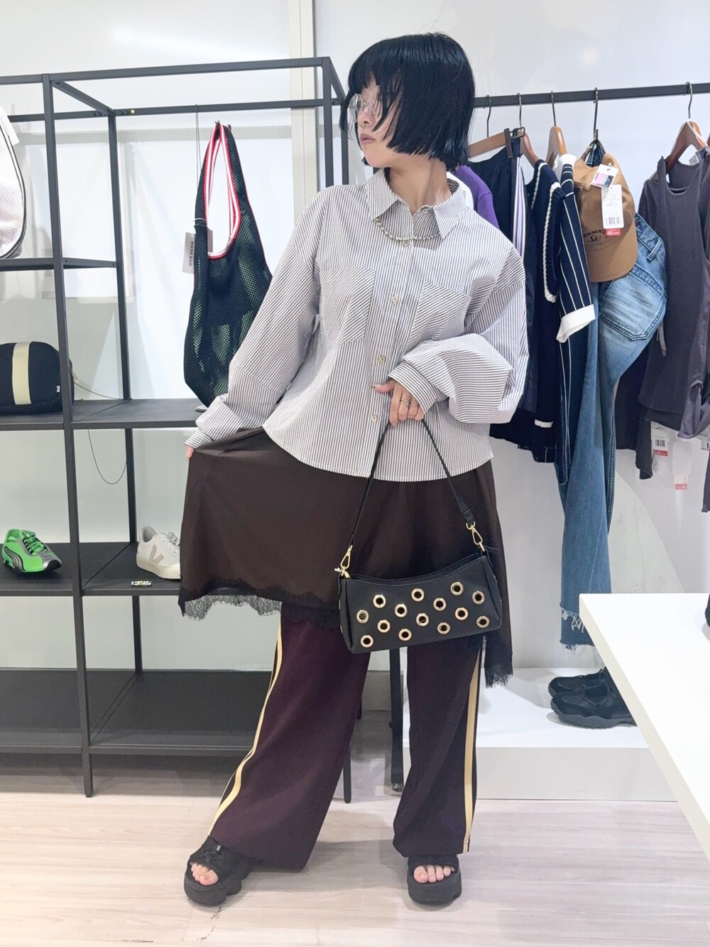 ブラック系のショルダーバッグ、レッド系のその他パンツ、ブラウン系のスカートを着用したレディースの夏コーディネートの2枚目の写真