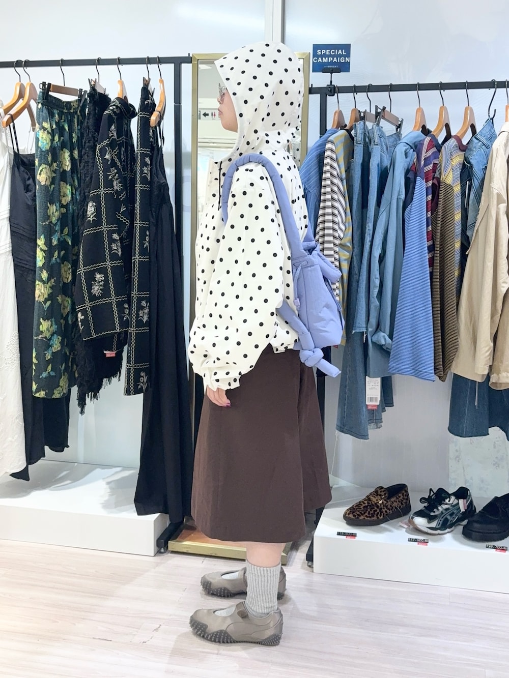 グレー系のスニーカー、ブラウン系のその他パンツ、グリーン系のTシャツ/カットソーを着用したレディースの秋コーディネートの3枚目の写真