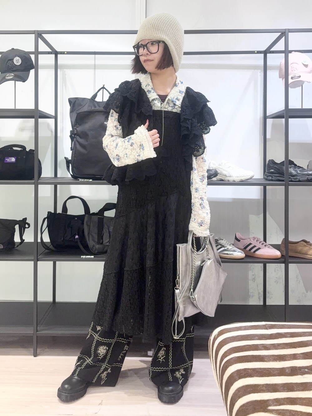 ブラック系のスカート、ブラック系のその他パンツ、ブラック系のベストを着用したレディースの春コーディネートの3枚目の写真