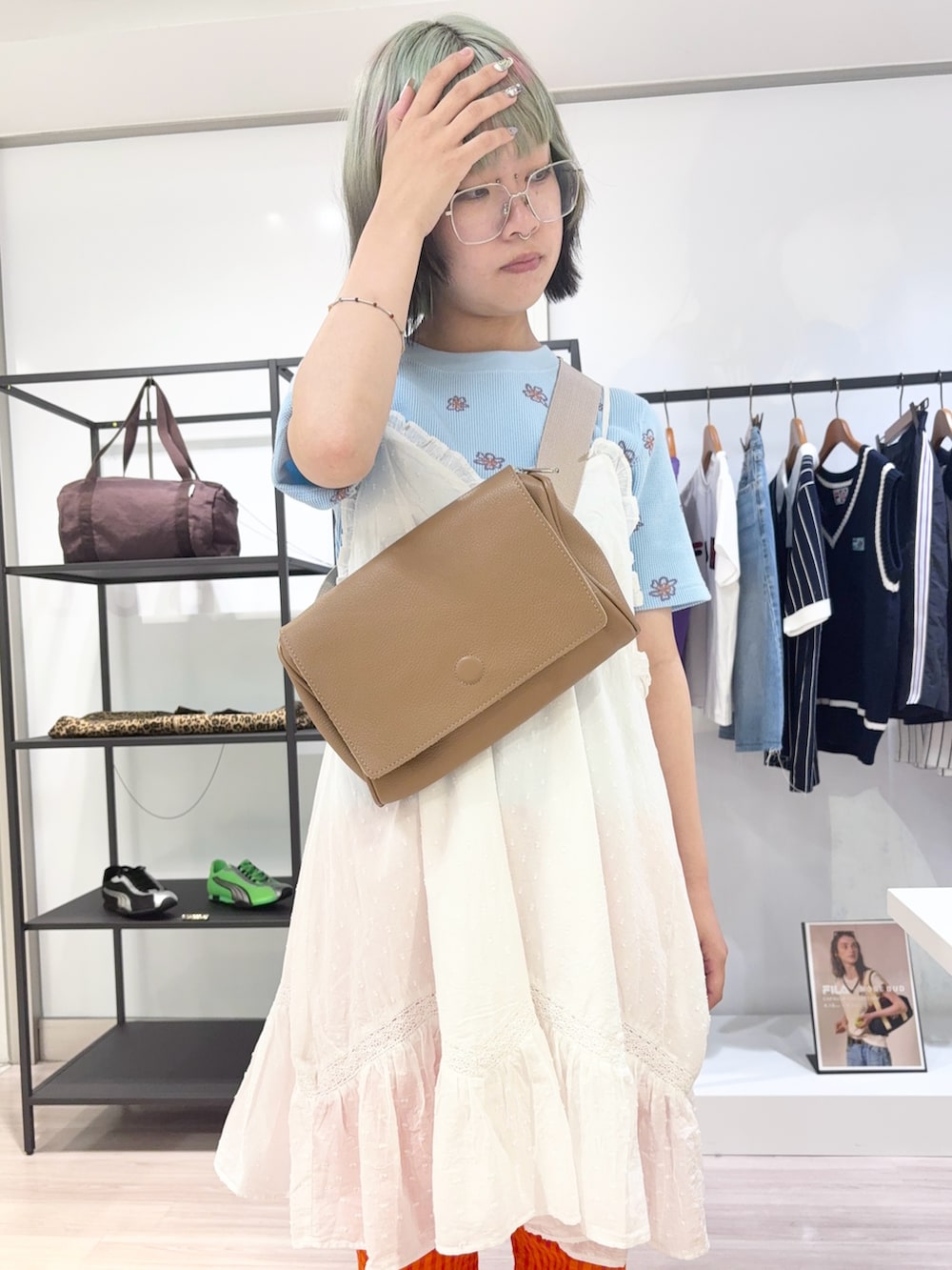 オレンジ系のその他パンツ、ホワイト系のワンピース、ホワイト系のサンダルを着用したレディースの夏コーディネートの4枚目の写真
