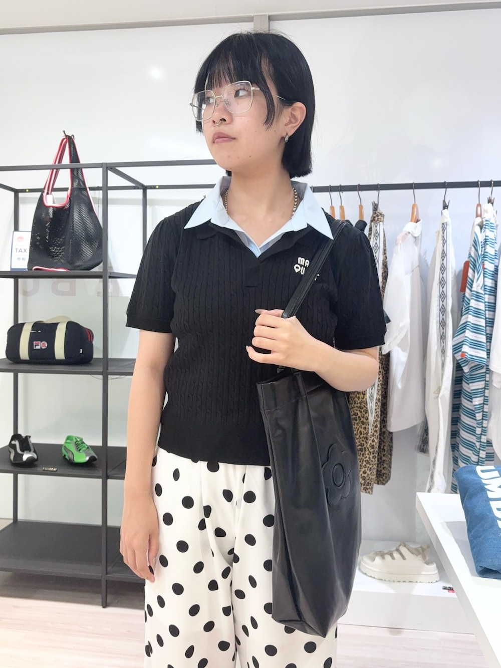 ホワイト系のその他パンツ、ブラック系のニット/セーター、ブラック系のその他シューズを着用したレディースの夏コーディネートの5枚目の写真