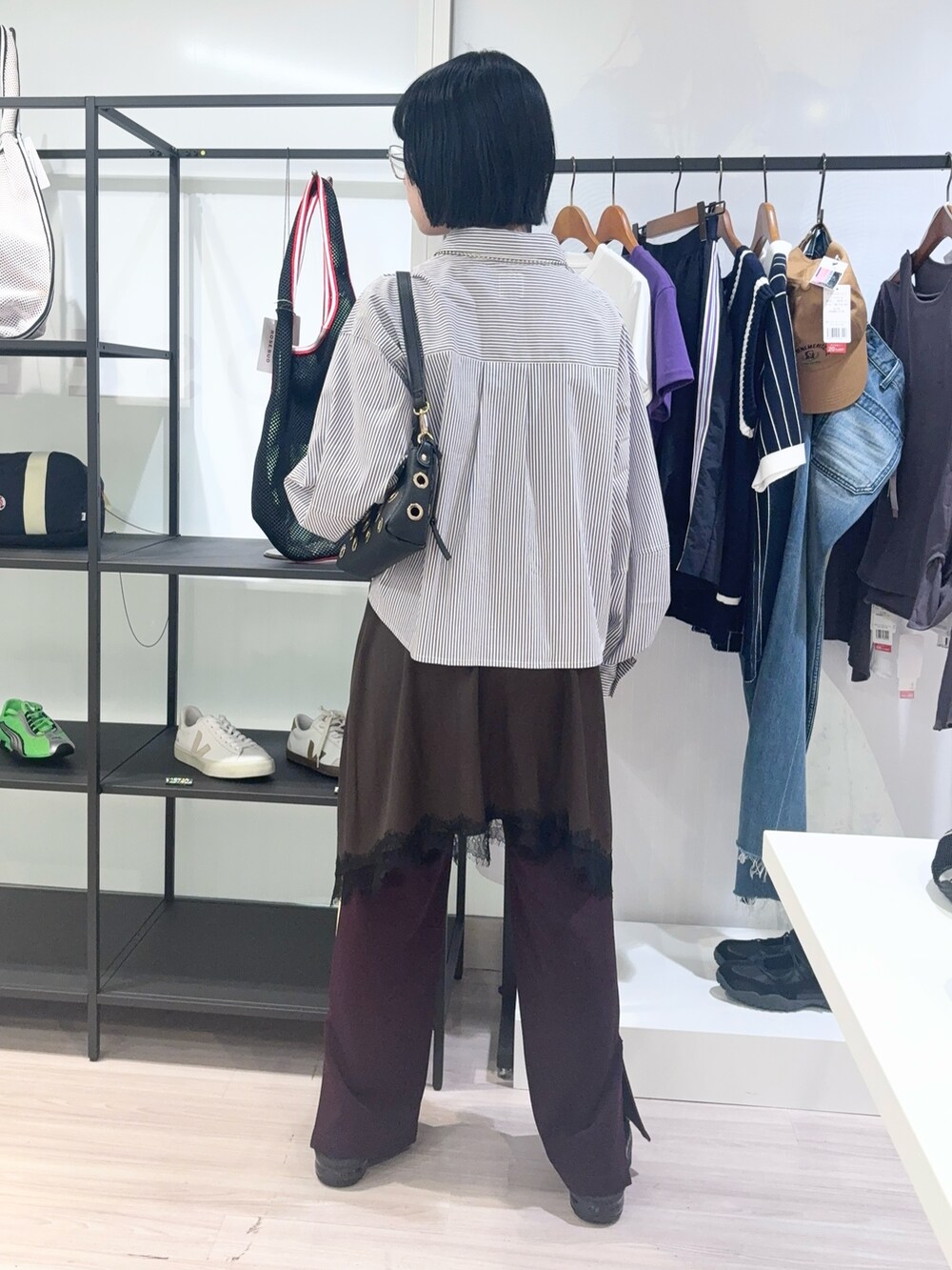 ブラック系のショルダーバッグ、レッド系のその他パンツ、ブラウン系のスカートを着用したレディースの夏コーディネートの4枚目の写真