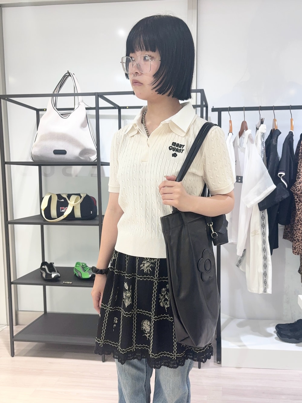 ブルー系のデニムパンツ、ブラック系のサンダル、ブラック系のカーディガン/ボレロを着用したレディースの夏コーディネートの5枚目の写真