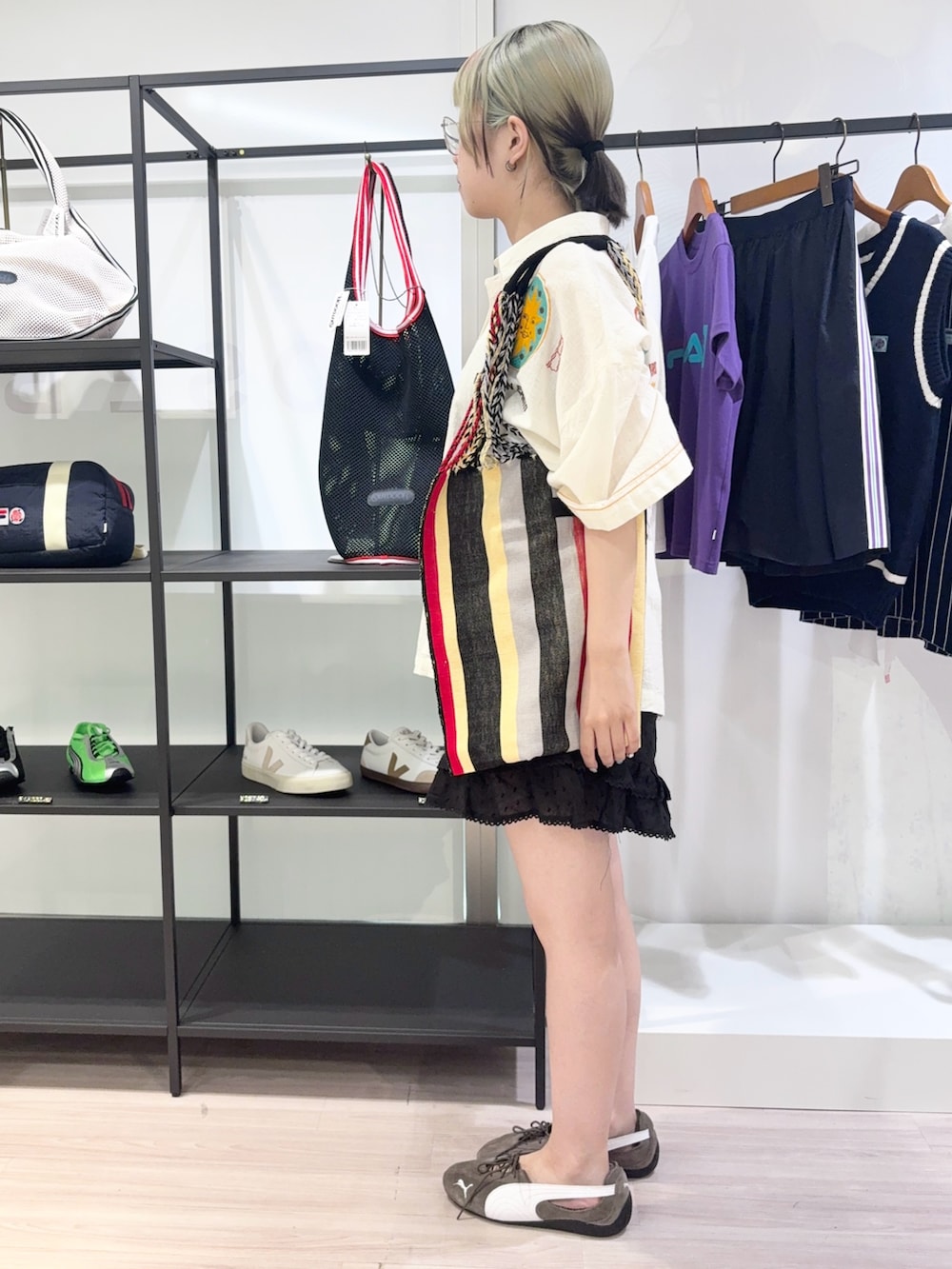 レッド系のショルダーバッグ、その他のシャツ/ブラウス、ブラック系のその他パンツを着用したレディースの夏コーディネートの3枚目の写真