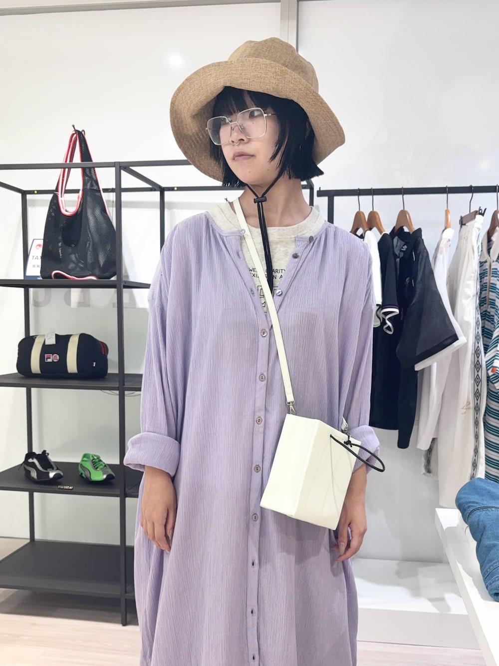 ホワイト系のショルダーバッグ、ベージュ系のTシャツ/カットソー、イエロー系のスカートを着用したレディースの夏コーディネートの5枚目の写真