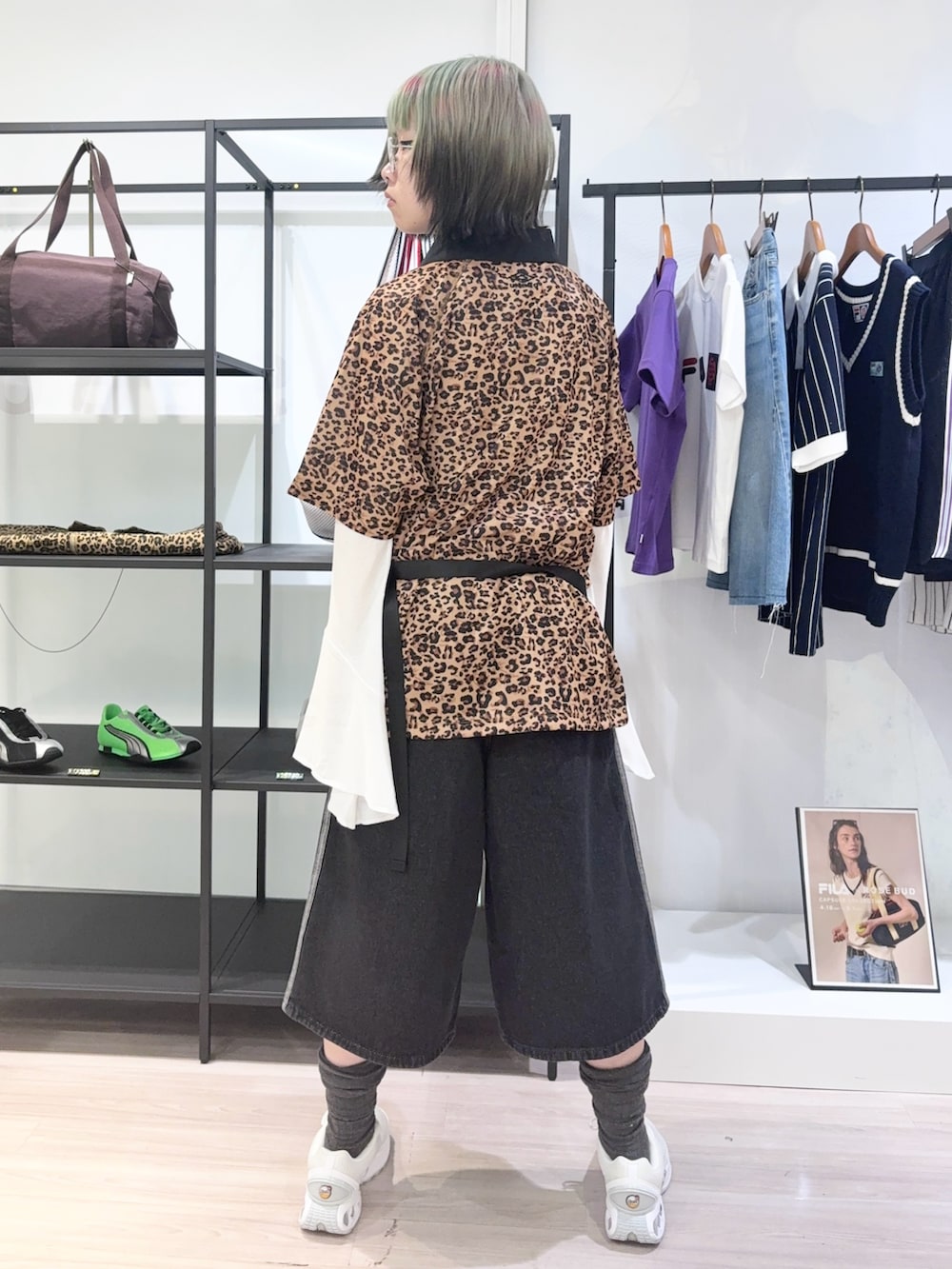 ブラウン系のTシャツ/カットソー、ブラック系のその他パンツ、ホワイト系のスニーカーを着用したレディースの夏コーディネートの4枚目の写真