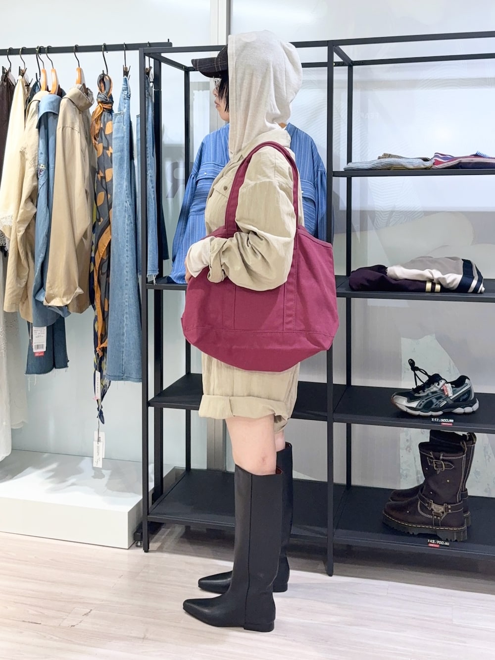 ベージュ系のつなぎ/オールインワン、レッド系のトートバッグ、ブラウン系のキャップを着用したレディースの秋コーディネートの3枚目の写真