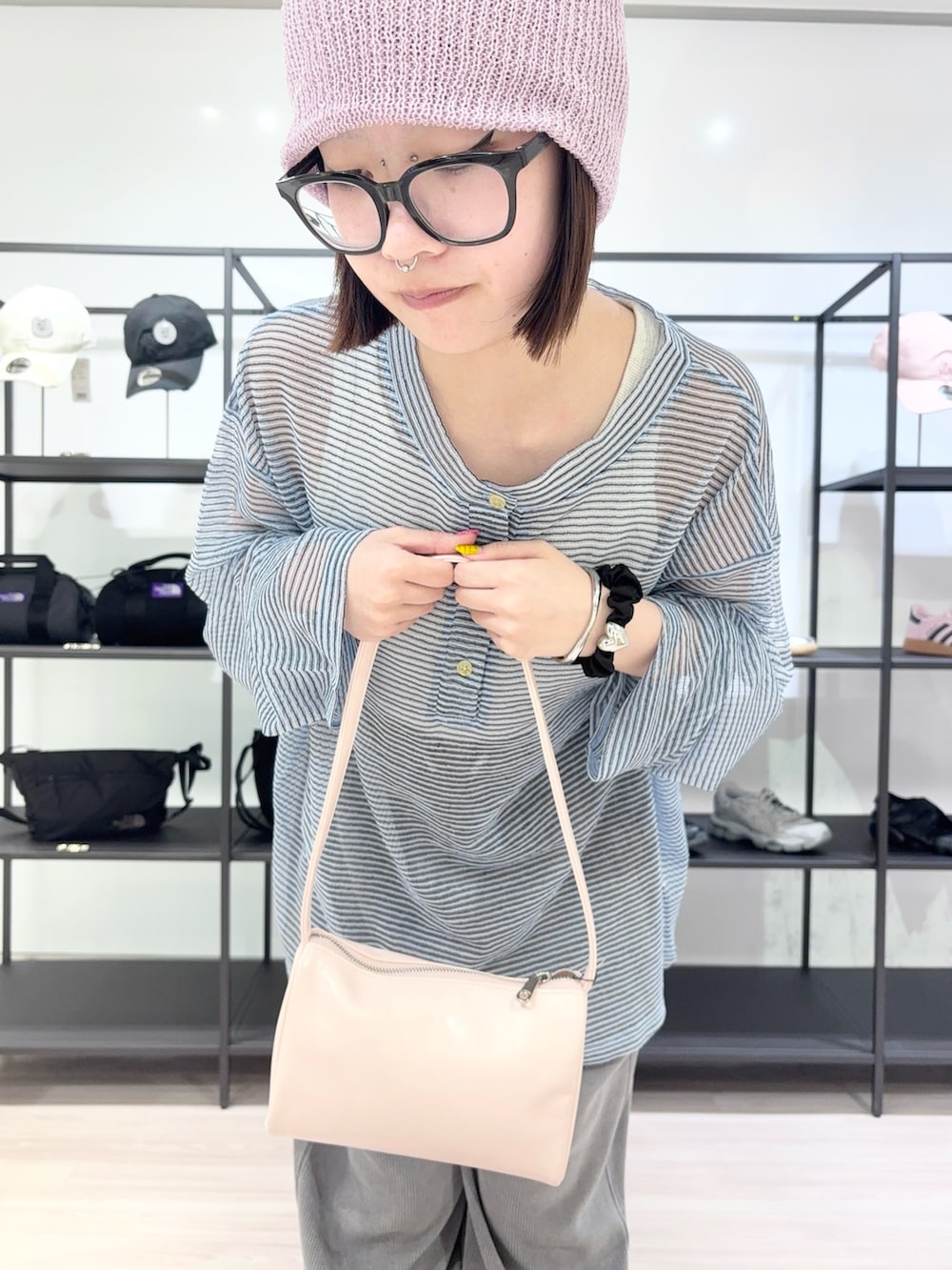 グレー系のその他パンツ、その他のタンクトップ、ブルー系のTシャツ/カットソーを着用したレディースの春コーディネートの5枚目の写真