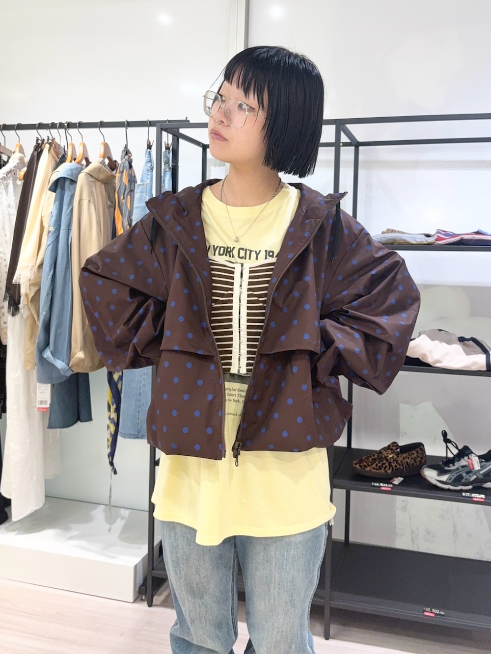 ブラウン系のキャミソール、ブルー系のブルゾン、イエロー系のTシャツ/カットソーを着用したレディースの秋コーディネートの4枚目の写真