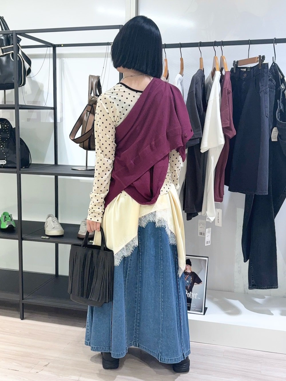 レッド系のカーディガン/ボレロ、ホワイト系のTシャツ/カットソー、ブルー系のデニムスカートを着用したレディースの夏コーディネートの4枚目の写真