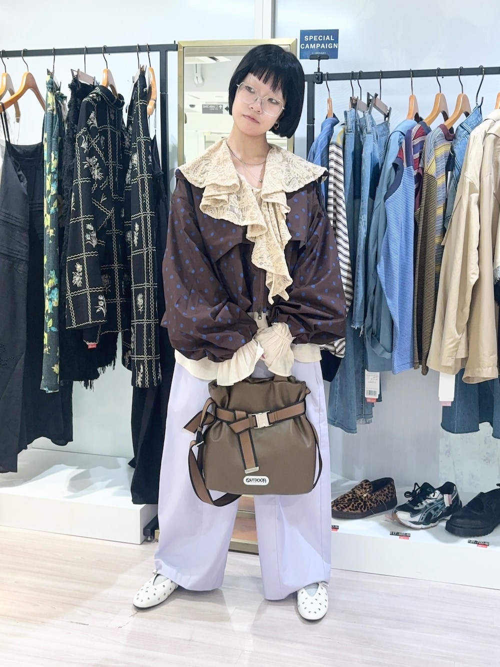 ブラウン系のショルダーバッグ、パープル系のその他パンツ、ホワイト系のその他シューズを着用したレディースの秋コーディネートの2枚目の写真