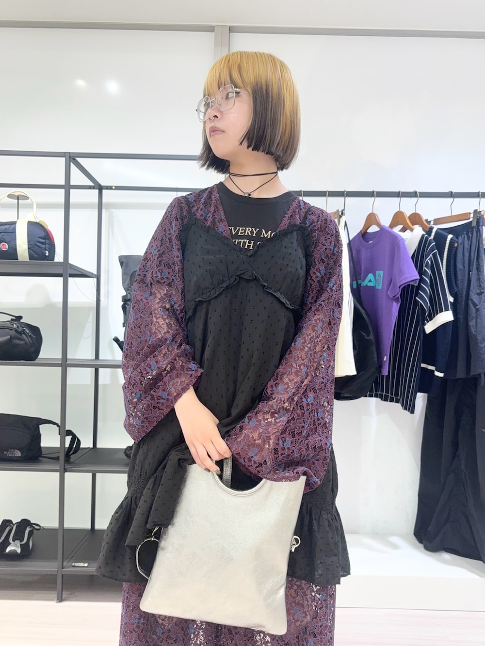 ブラック系のTシャツ/カットソー、レッド系のワンピース、シルバー系のショルダーバッグを着用したレディースの夏コーディネートの5枚目の写真