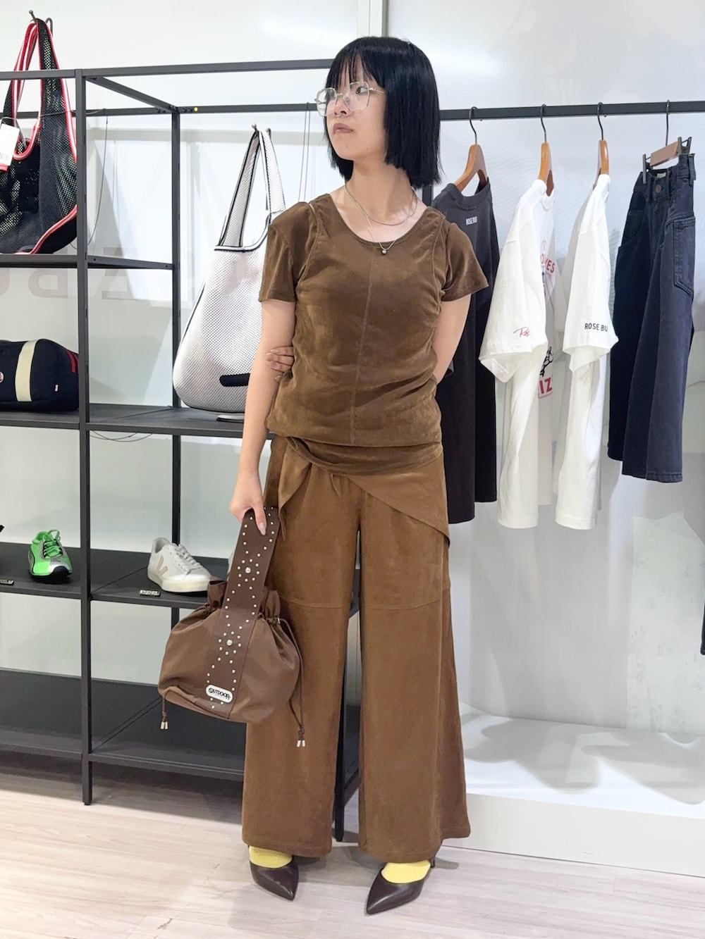 ブラウン系のTシャツ/カットソー、ブラウン系のその他パンツ、ブラウン系のショルダーバッグを着用したレディースの夏コーディネートの2枚目の写真
