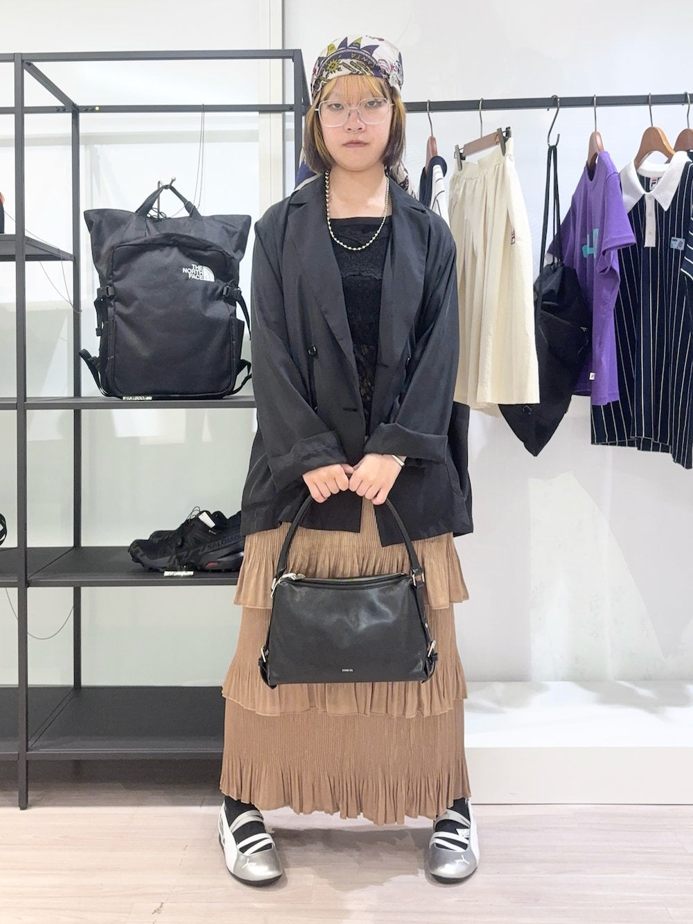 ブラック系のその他アウター、ブラック系のタンクトップ、ブラック系のタンクトップを着用したレディースの夏コーディネートの2枚目の写真