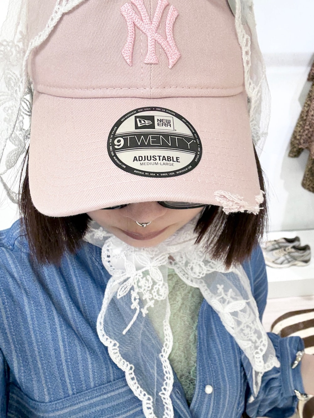 ブルー系のシャツ/ブラウス、ブラック系のブーツ、グリーン系のTシャツ/カットソーを着用したレディースの春コーディネートの6枚目の写真