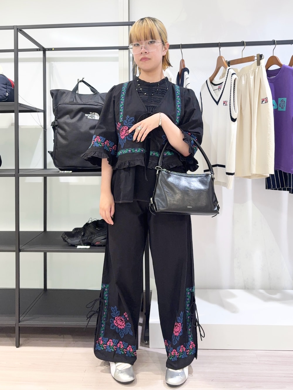 ブラック系のその他パンツ、ブラック系のシャツ/ブラウス、ブラック系のシャツ/ブラウスを着用したレディースの夏コーディネートの2枚目の写真