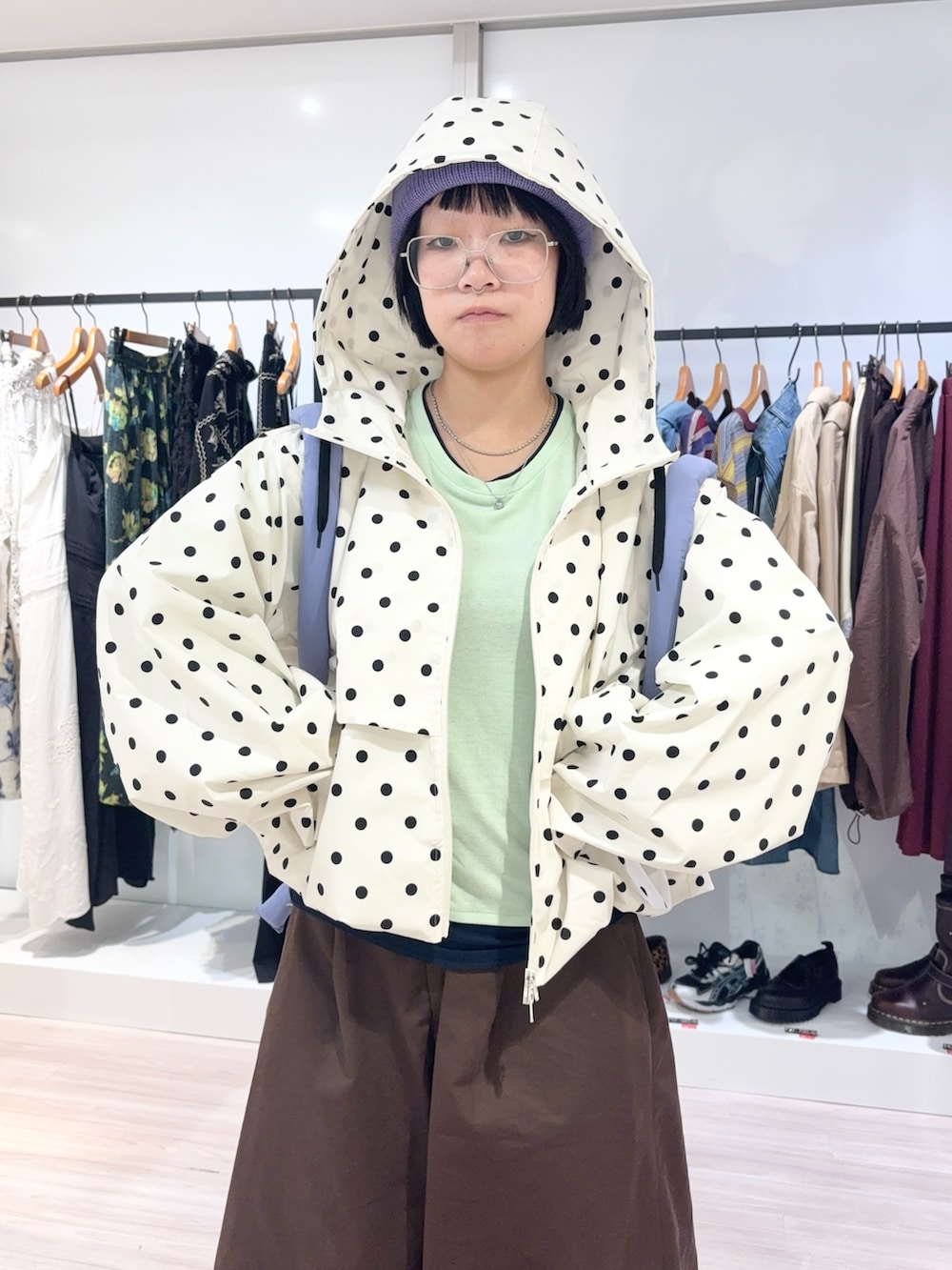 グレー系のスニーカー、ブラウン系のその他パンツ、グリーン系のTシャツ/カットソーを着用したレディースの秋コーディネートの5枚目の写真