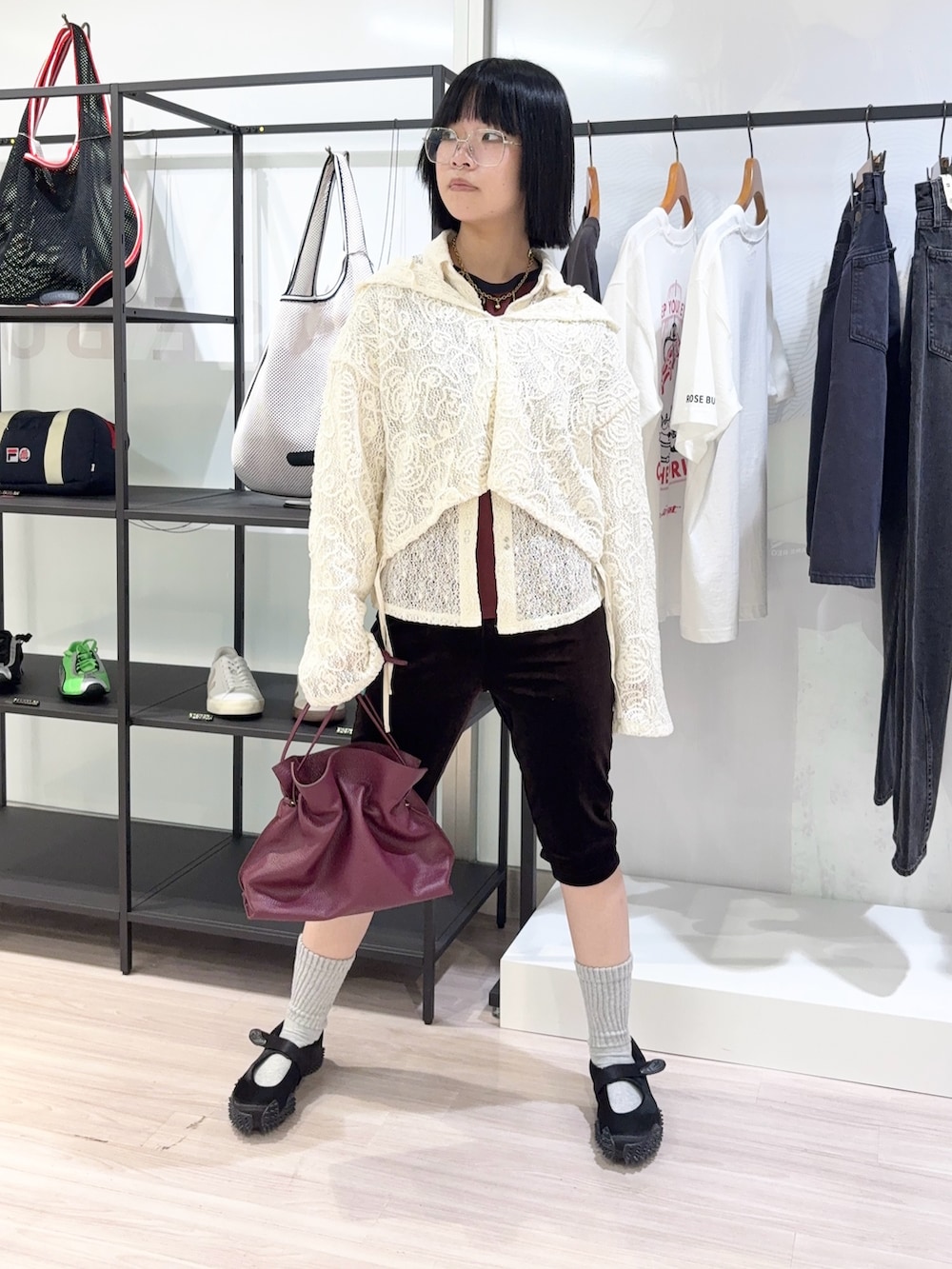 ホワイト系のシャツ/ブラウス、ブラウン系のTシャツ/カットソー、ホワイト系のTシャツ/カットソーを着用したレディースの夏コーディネートの2枚目の写真