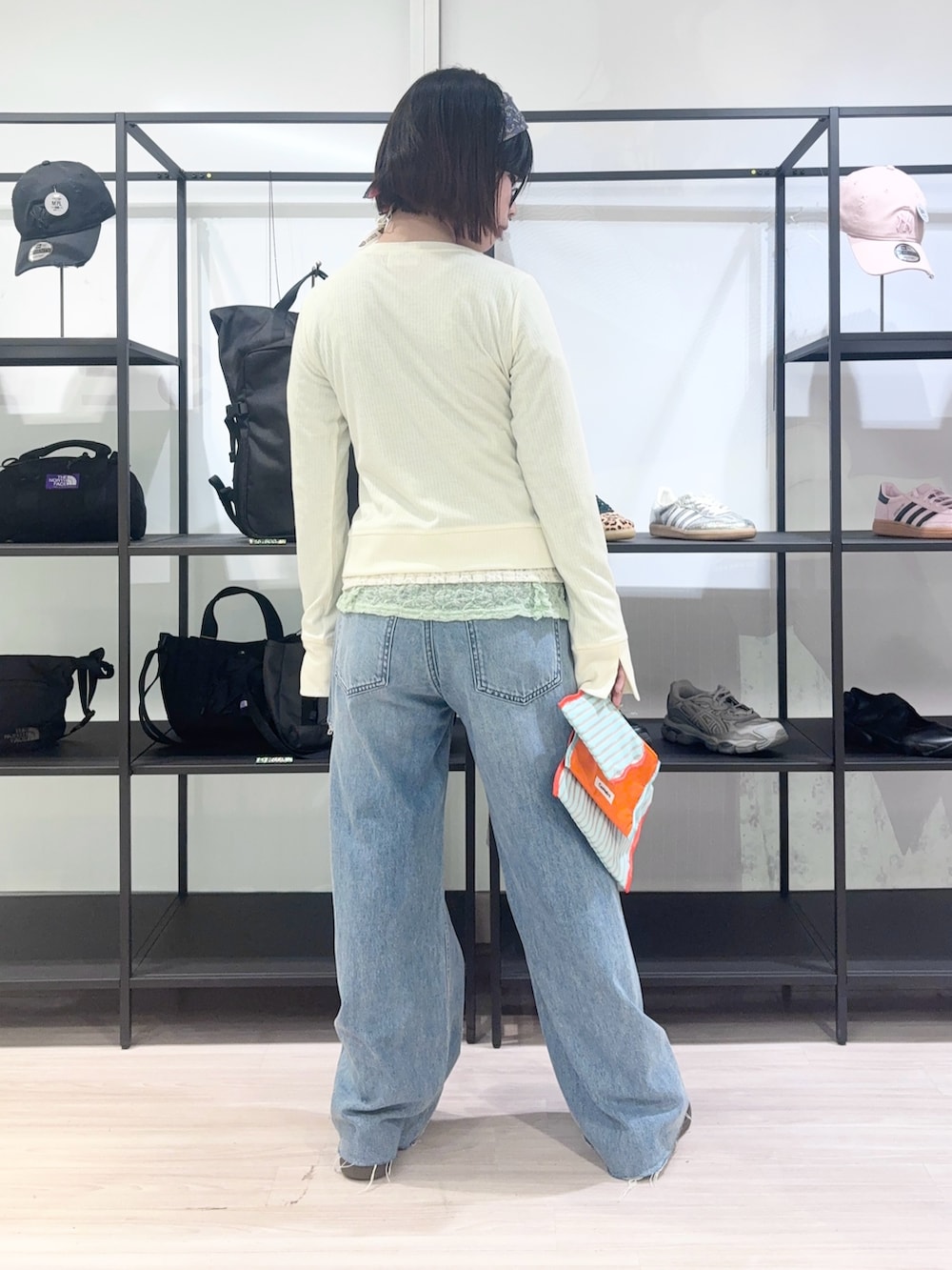 ブラウン系のローファー、ブルー系のデニムパンツ、グリーン系のTシャツ/カットソーを着用したレディースの春コーディネートの4枚目の写真