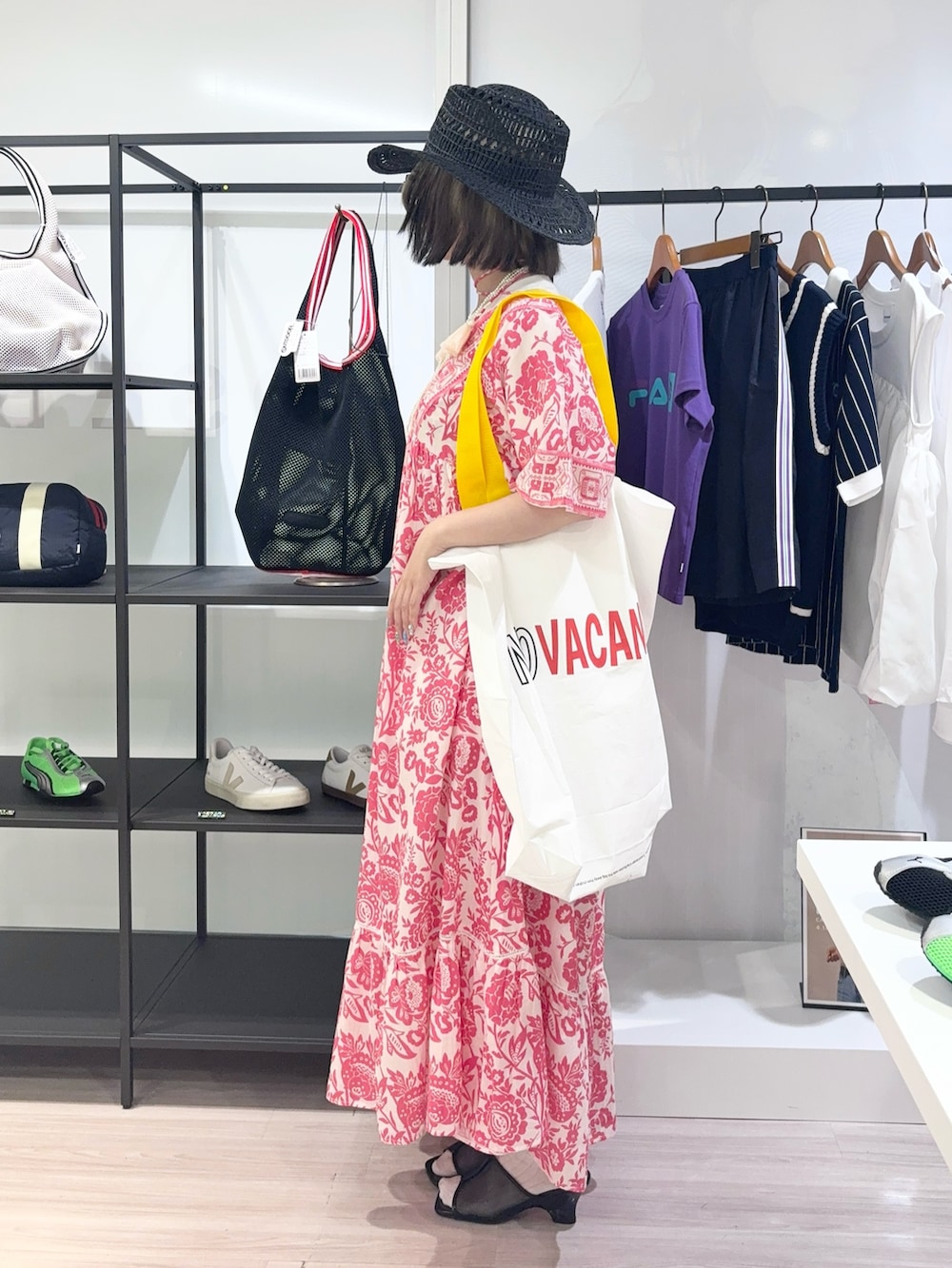 ブラック系のサンダル、ホワイト系のTシャツ/カットソー、レッド系のワンピースを着用したレディースの夏コーディネートの3枚目の写真