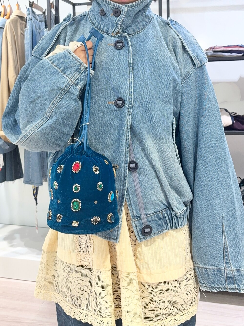 ブルー系のその他アウター、ベージュ系のシャツ/ブラウス、グレー系のニットキャップ/ビーニーを着用したレディースの秋コーディネートの5枚目の写真