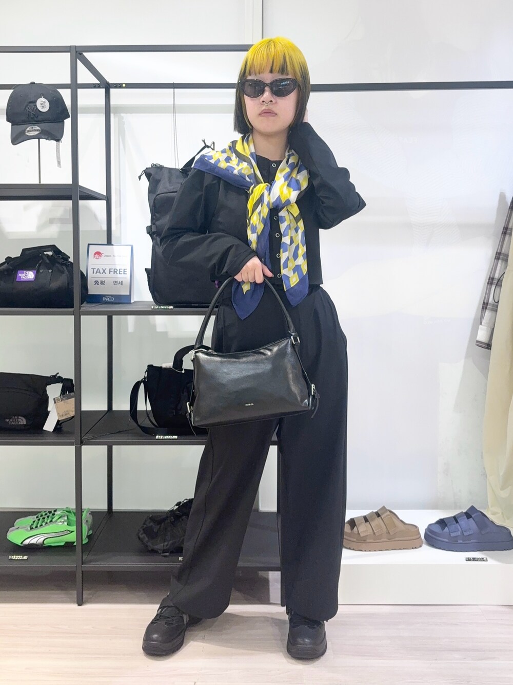 ブラック系のカーディガン/ボレロ、ブラック系のその他パンツ、ホワイト系のバンダナ/スカーフを着用したレディースの春コーディネートの2枚目の写真