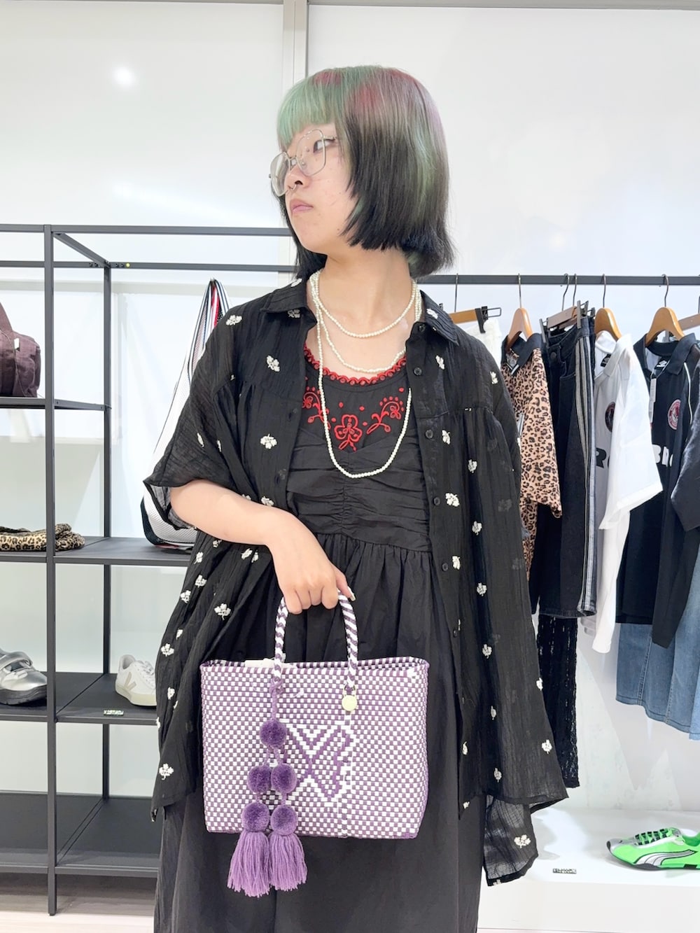 ブラック系のシャツ/ブラウス、ブラック系のワンピース、ホワイト系のその他パンツを着用したレディースの夏コーディネートの4枚目の写真