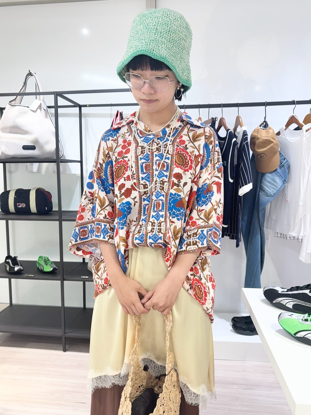 ブラウン系のその他パンツ、ブラック系のサンダル、ベージュ系のショルダーバッグを着用したレディースの夏コーディネートの4枚目の写真