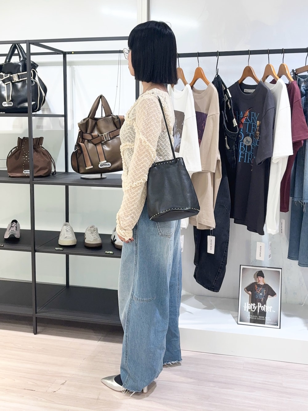 ホワイト系のTシャツ/カットソー、ブルー系のデニムパンツ、シルバー系のパンプスを着用したレディースの秋コーディネートの3枚目の写真